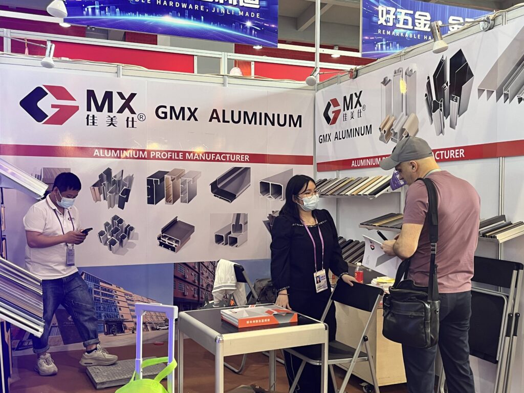 Canton Fair merchants are explaining their products to customers