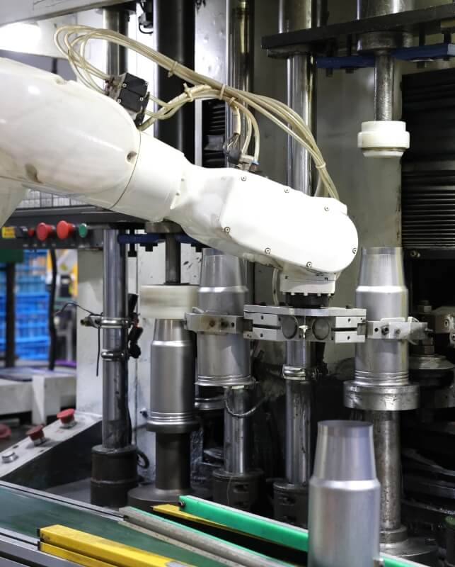 The production line is producing insulated bottles